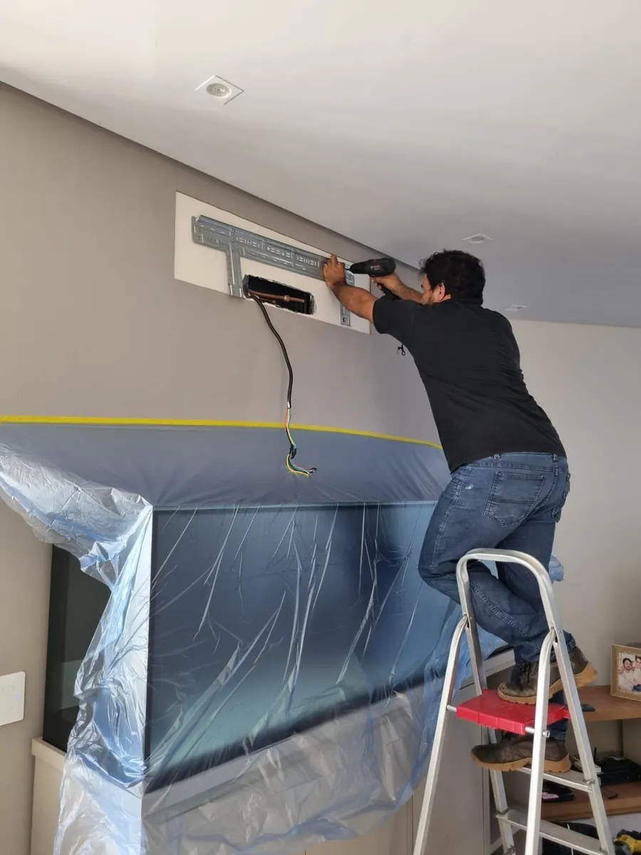Instalação interna de ar condicionado - técnico UNITEK Goiânia
